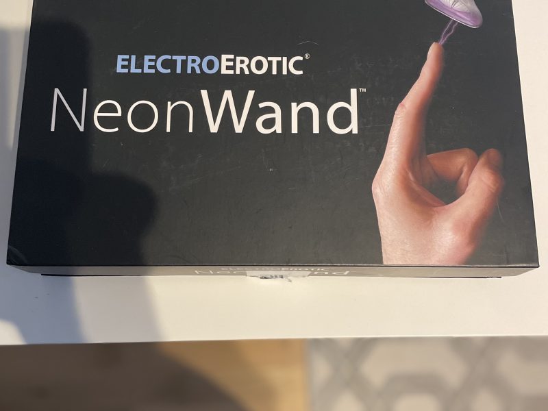 Kinklab Elektrostimulationsstab "Neon Wand" mit weißem Griff und rotem Licht