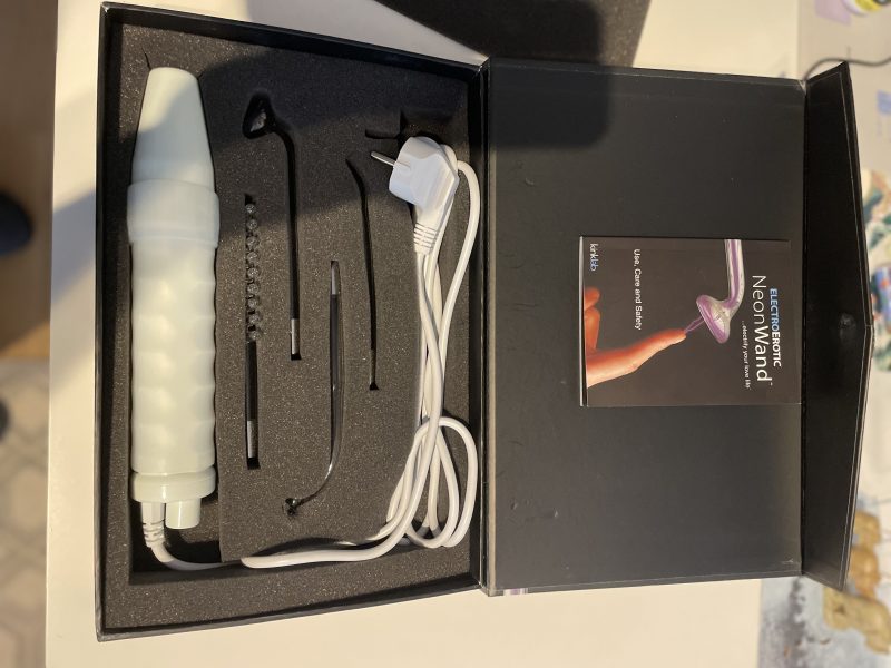 Kinklab Elektrostimulationsstab "Neon Wand" mit weißem Griff und rotem Licht