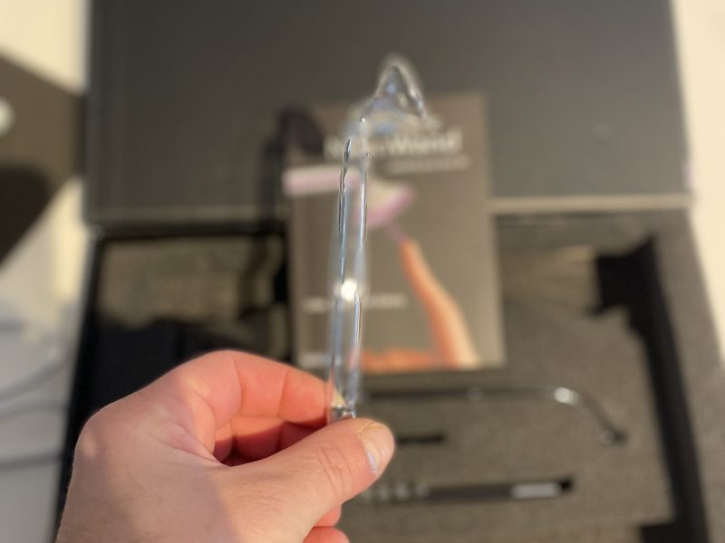 Kinklab Elektrostimulationsstab "Neon Wand" mit weißem Griff und rotem Licht