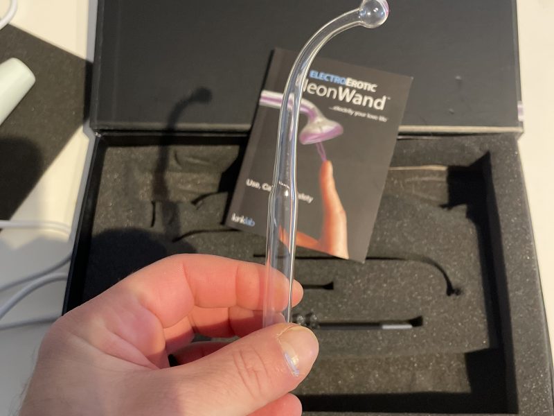 Kinklab Elektrostimulationsstab "Neon Wand" mit weißem Griff und rotem Licht