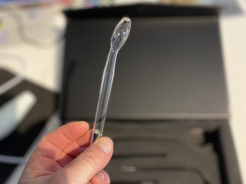 Kinklab Elektrostimulationsstab "Neon Wand" mit weißem Griff und rotem Licht