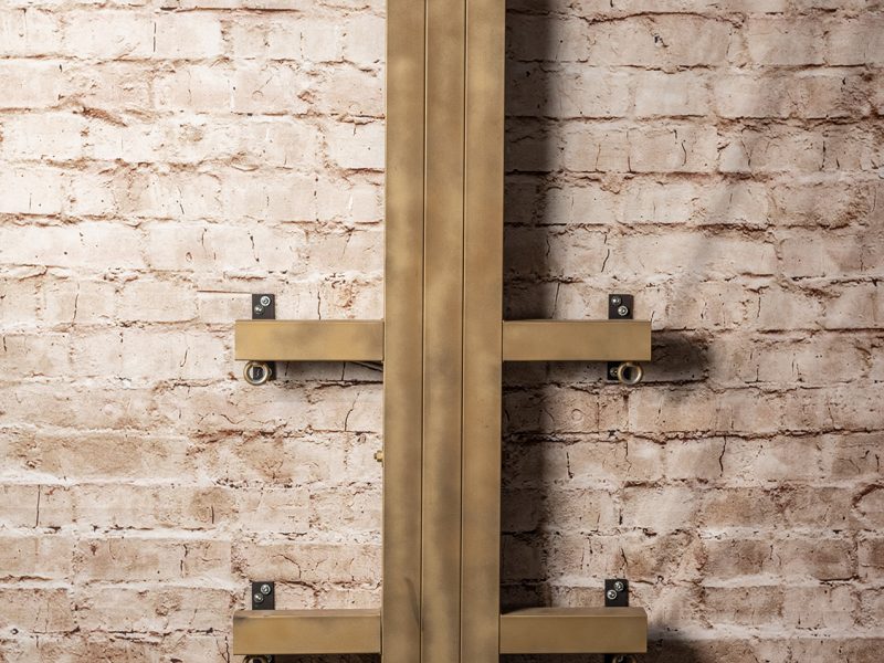 Biete robustes Kreuz aus Eisen inkl Ketten und Handschellen