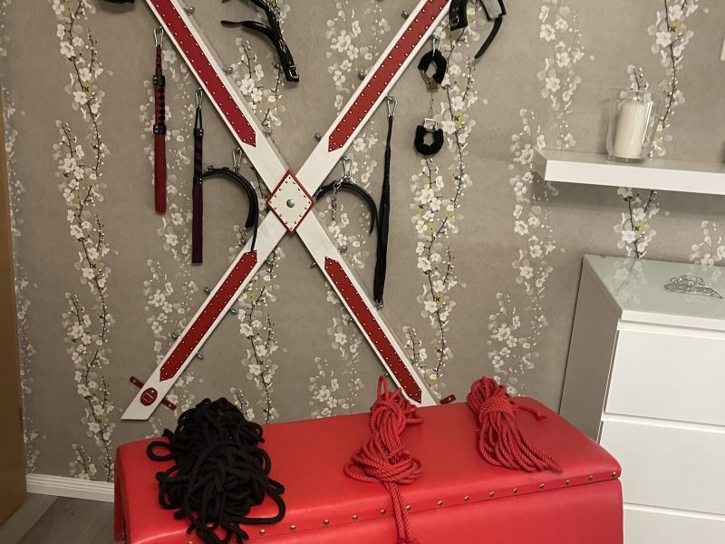 Strafset ,Strafbock mit Fickmaschiene und Kreuz