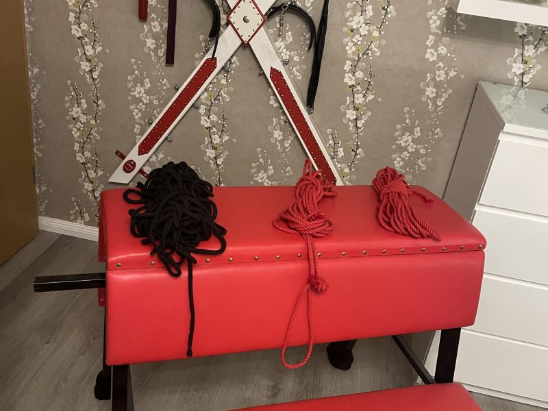 Strafset ,Strafbock mit Fickmaschiene und Kreuz