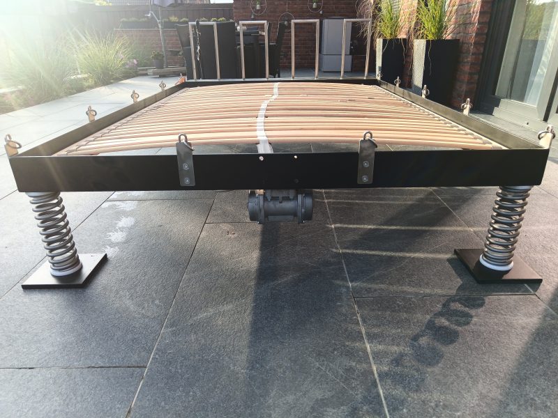 BDSM Bett auf Federn