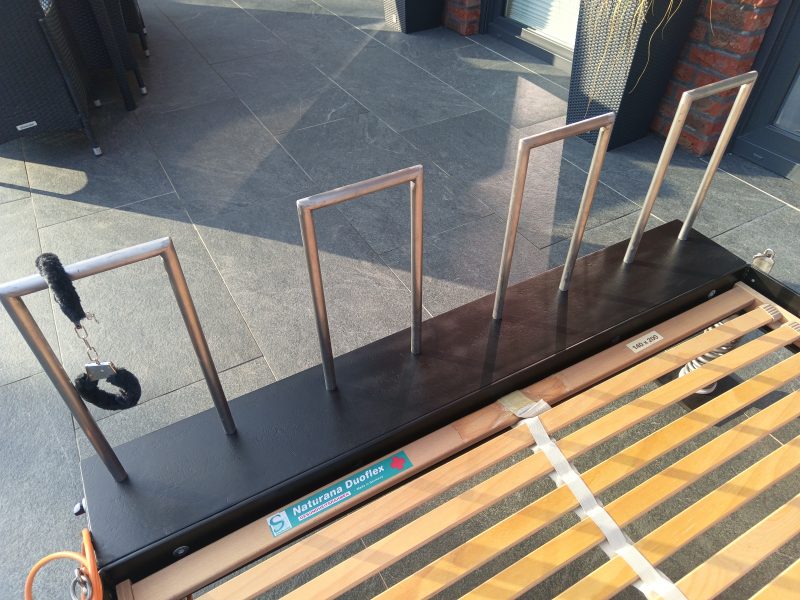 BDSM Bett auf Federn