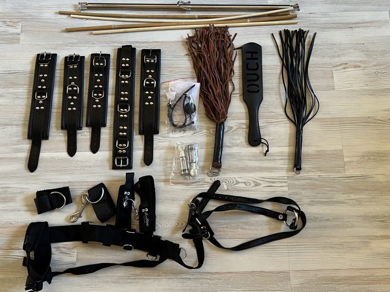 Konvolut: Peitschen, Gurte, Arm- & Beinfesseln – Nylon, Leder & Kunstleder