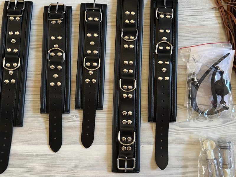 Konvolut: Peitschen, Gurte, Arm- & Beinfesseln – Nylon, Leder & Kunstleder