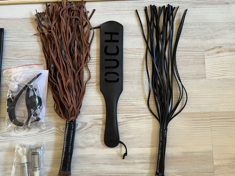 Konvolut: Peitschen, Gurte, Arm- & Beinfesseln – Nylon, Leder & Kunstleder