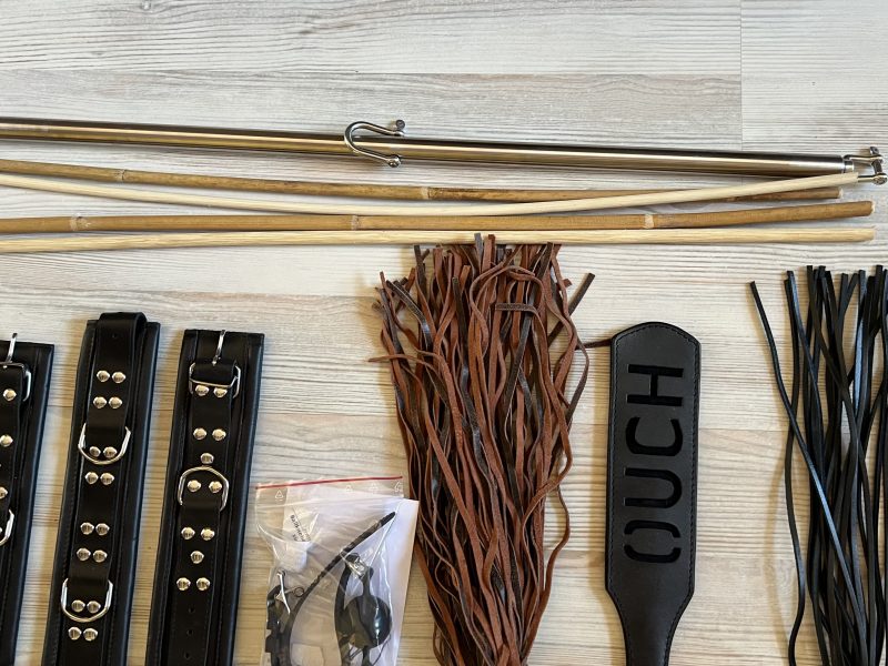 Konvolut: Peitschen, Gurte, Arm- & Beinfesseln – Nylon, Leder & Kunstleder