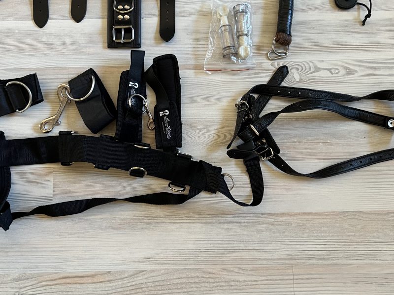 Konvolut: Peitschen, Gurte, Arm- & Beinfesseln – Nylon, Leder & Kunstleder