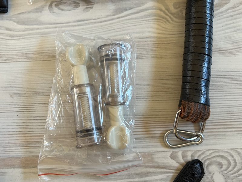 Konvolut: Peitschen, Gurte, Arm- & Beinfesseln – Nylon, Leder & Kunstleder