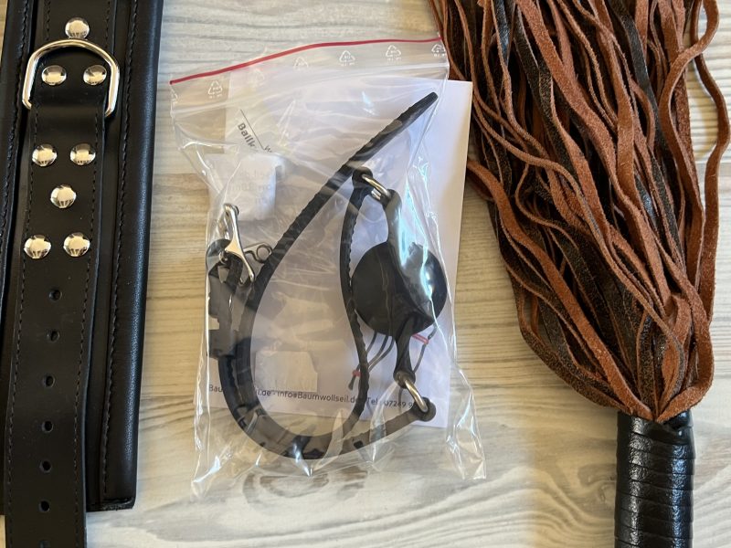 Konvolut: Peitschen, Gurte, Arm- & Beinfesseln – Nylon, Leder & Kunstleder