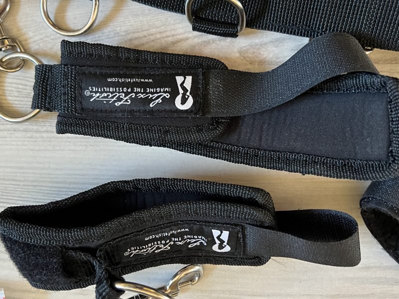 Konvolut: Peitschen, Gurte, Arm- & Beinfesseln – Nylon, Leder & Kunstleder