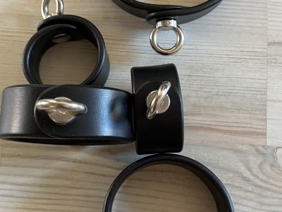 Set: Arm- & Beinfesseln + Halsreif – schwarzes Leder mit Ösen