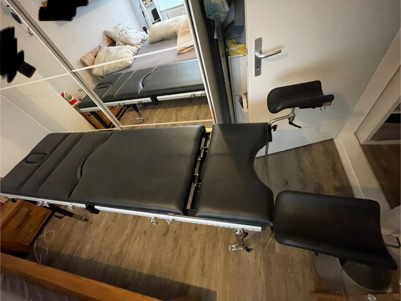 Sehr gut erhaltene Multifunktions-Klinik-Bank von Eviltoys