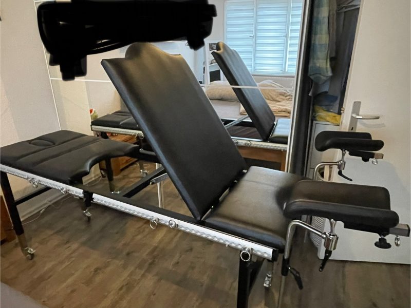 Sehr gut erhaltene Multifunktions-Klinik-Bank von Eviltoys