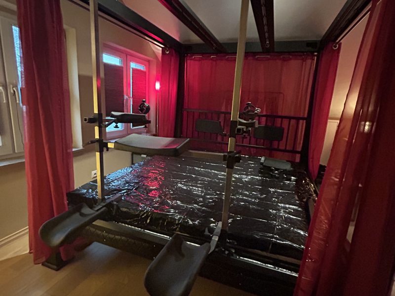 BDSM Stahl Systembett