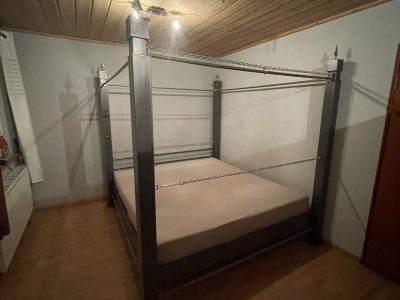 Massives BDSM-Edelstahlbett inkl. Nachttische