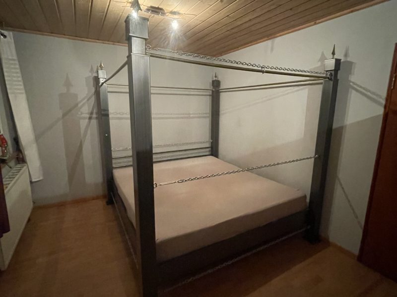 Massives BDSM-Edelstahlbett inkl. Nachttische