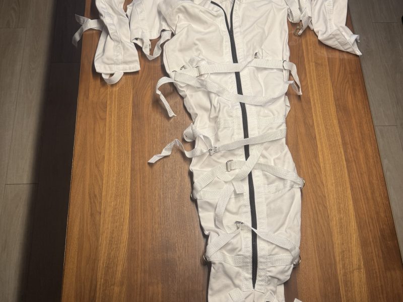 Zwangsanzüge und Lederschürze