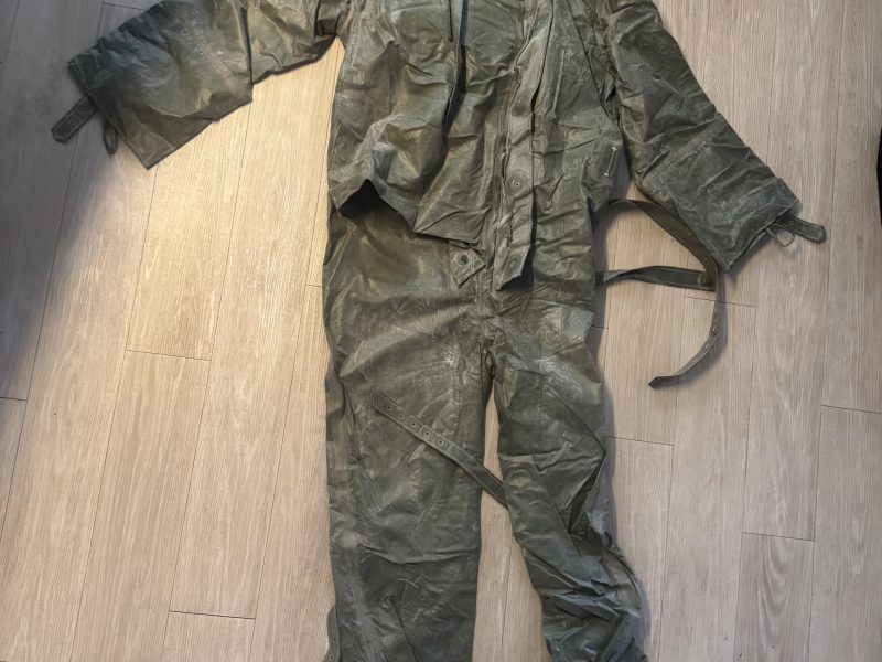 Zwangsanzüge und Lederschürze