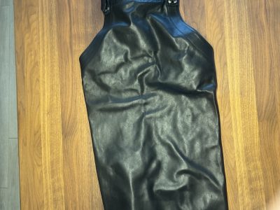 Zwangsanzüge und Lederschürze