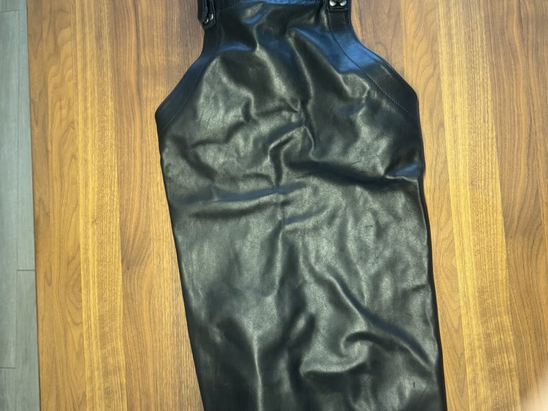 Zwangsanzüge und Lederschürze