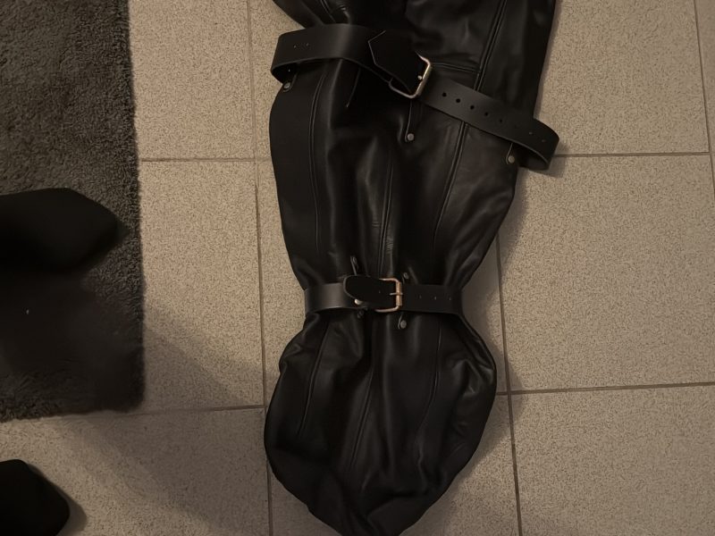 Zwangsjacke und Slavenschlafsack hochwertig leder