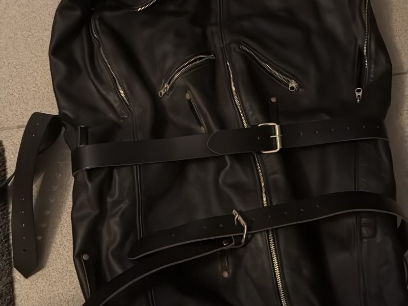 Zwangsjacke und Slavenschlafsack hochwertig leder
