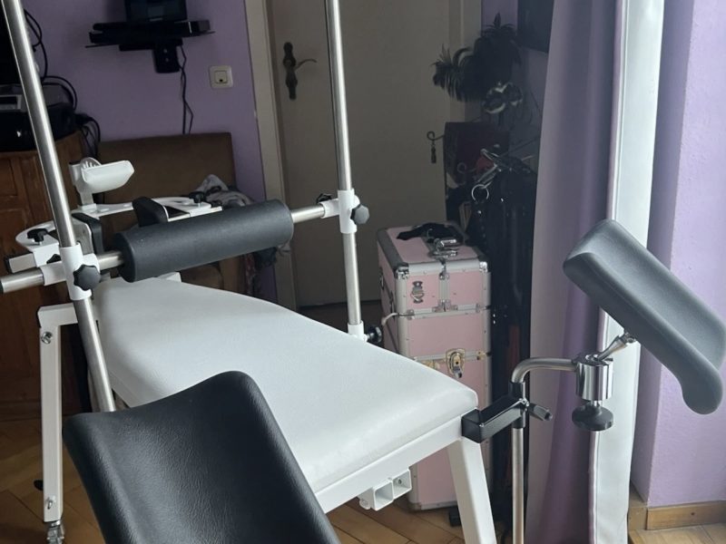 Bondageliege mit Gyn-Halterung & weiterem Zubehör, von Evil Toys