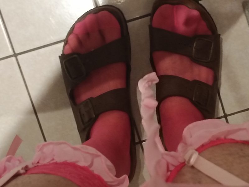 Ein devoter Mann sucht eine dominante Frau für eine FLR Beziehung ohne finanzielles Interesse......!!