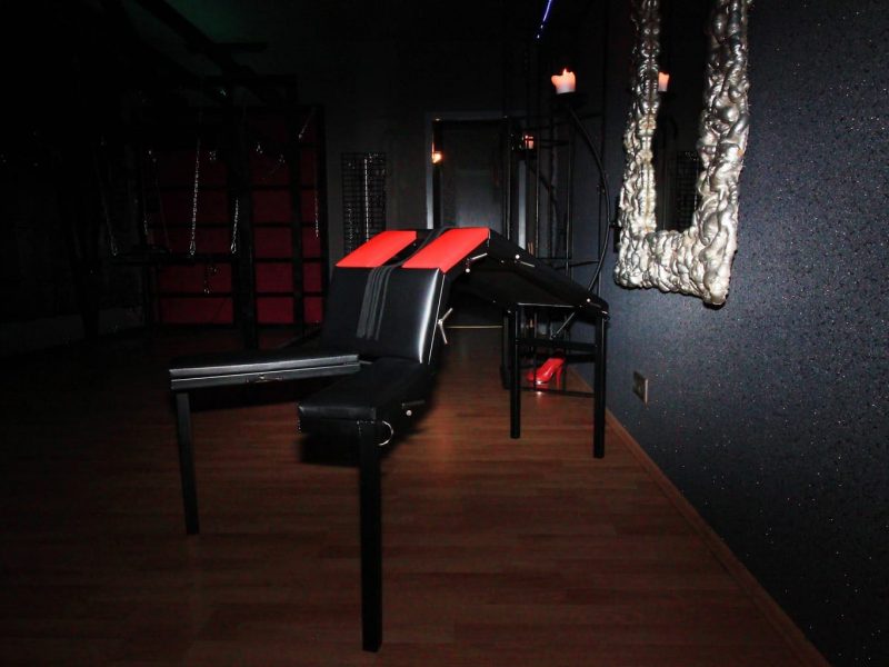 Herr sucht devote Frau (Langzeit u. Regelmäßig) für BDSM Sessions