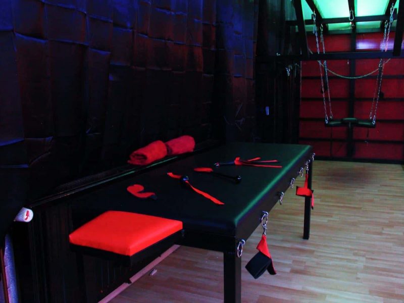 Herr sucht devote Frau (Langzeit u. Regelmäßig) für BDSM Sessions