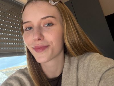 Königin auf der Suche nach einem Unterwürfigen, dem sie gute Manieren beibringen kann.