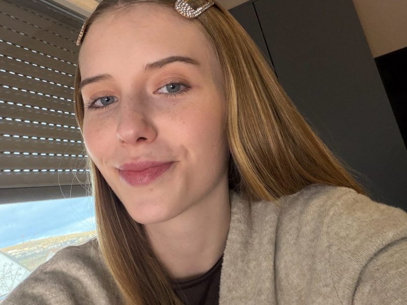 Königin auf der Suche nach einem Unterwürfigen, dem sie gute Manieren beibringen kann.