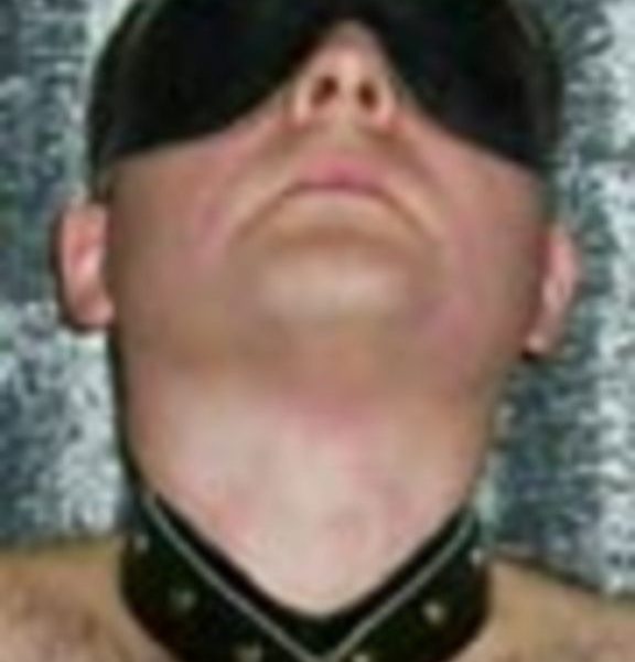 Extrem- und Toilettensklave René sucht dominante Dame oder Damenrunde für reale Sessions in Berlin