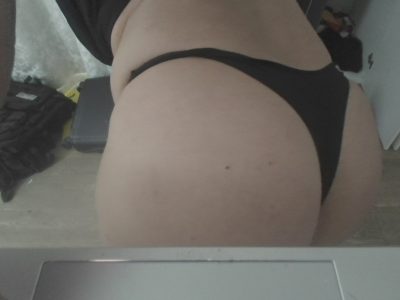 Billige Micro-Bikini Sissy-Nutte & geiles Spermabunker sucht strengen Dom