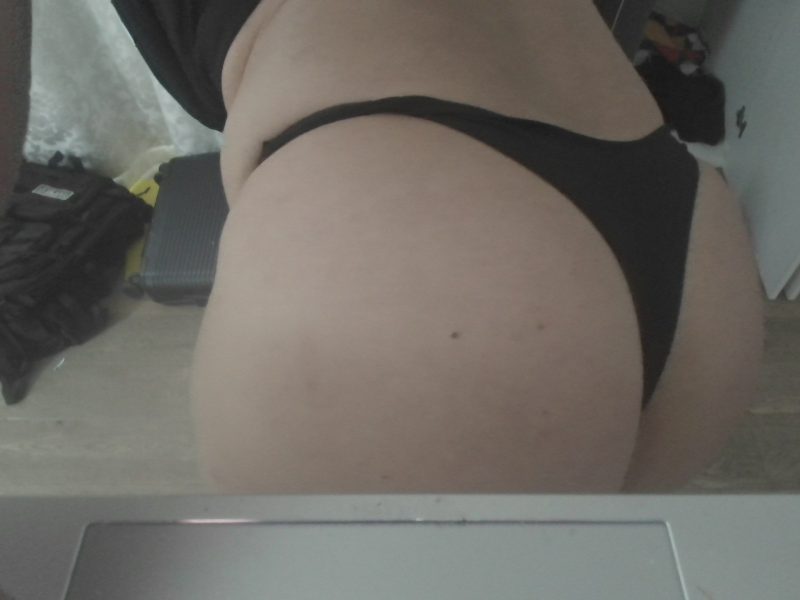 Billige Micro-Bikini Sissy-Nutte & geiles Spermabunker sucht strengen Dom