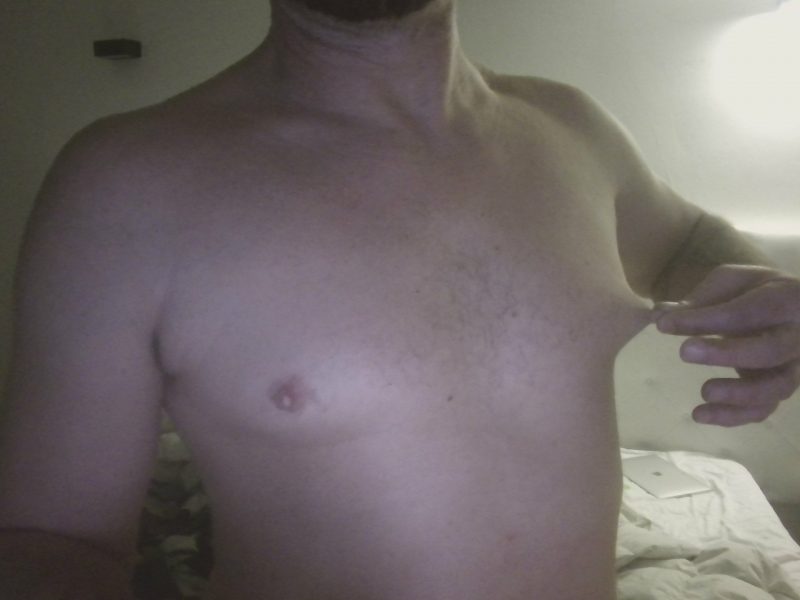 Billige Micro-Bikini Sissy-Nutte & geiles Spermabunker sucht strengen Dom