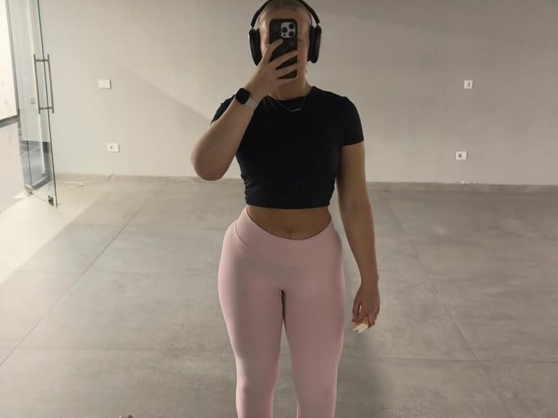 Selbstbewusste Frau bietet exklusive Aufmerksamkeit gegen Wertschätzung