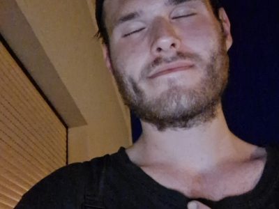 M23 sucht nette Damen die auf seinem Gesicht sitzen (ohne Geld bitte)